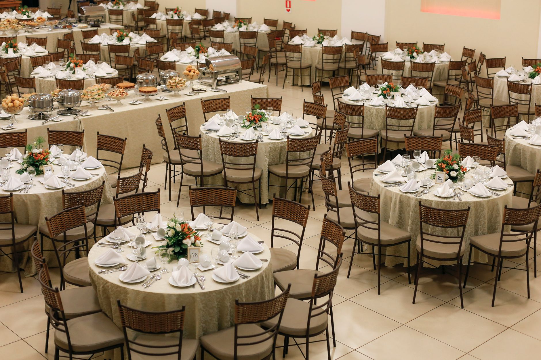 Ce diferenta este intre un coffee break, un business lunch si un serviciu complet de catering corporate?